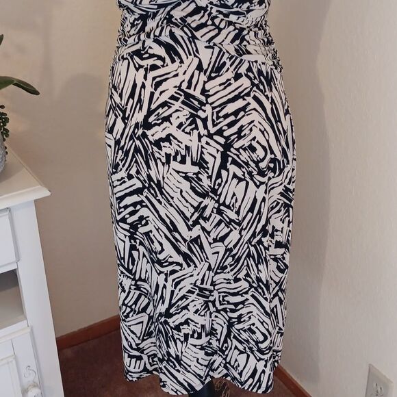 BCBG Black and Cream Abstract Design Dress. Soft Girl. Cateer. - Picture 3 of 16